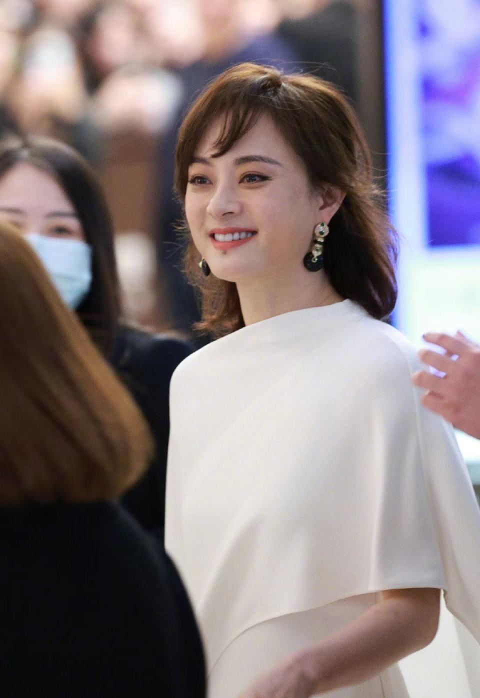 孙俪现身活动,留着长发,网友说颜值回春_腾讯新闻