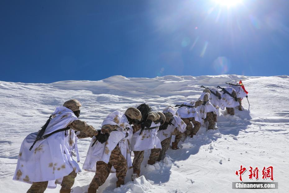 海拔5200米西藏阿里军分区官兵边防线上踏雪巡逻