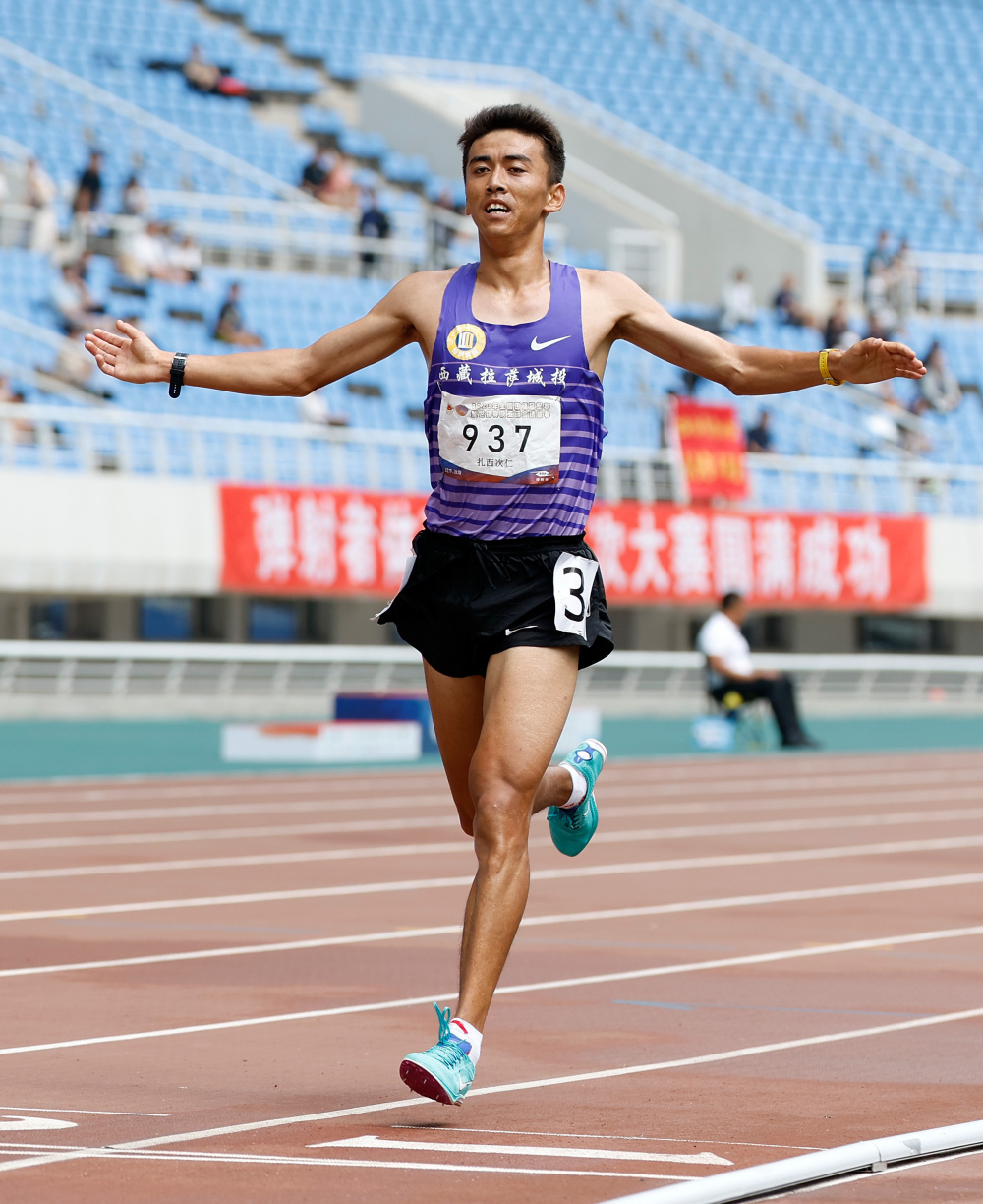 新华社记者 龙雷 摄6月29日,冠军西藏拉萨城投队选手扎西次仁(中)