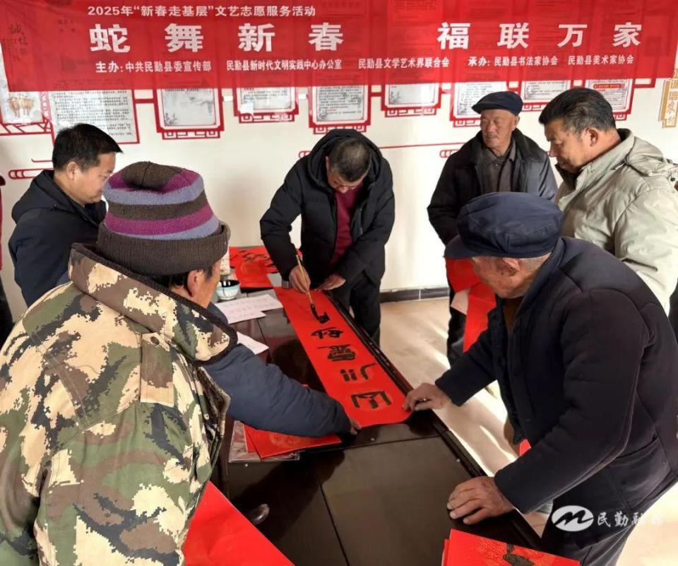 书写春联添福气 笔墨浓情迎新春——民勤县开展新春义写春联活动_腾讯新闻