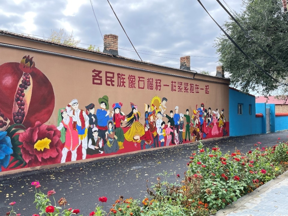 图为榆柳巷民族团结彩绘墙(罗茜 摄)在这棵已有百年树龄的榆柳树旁