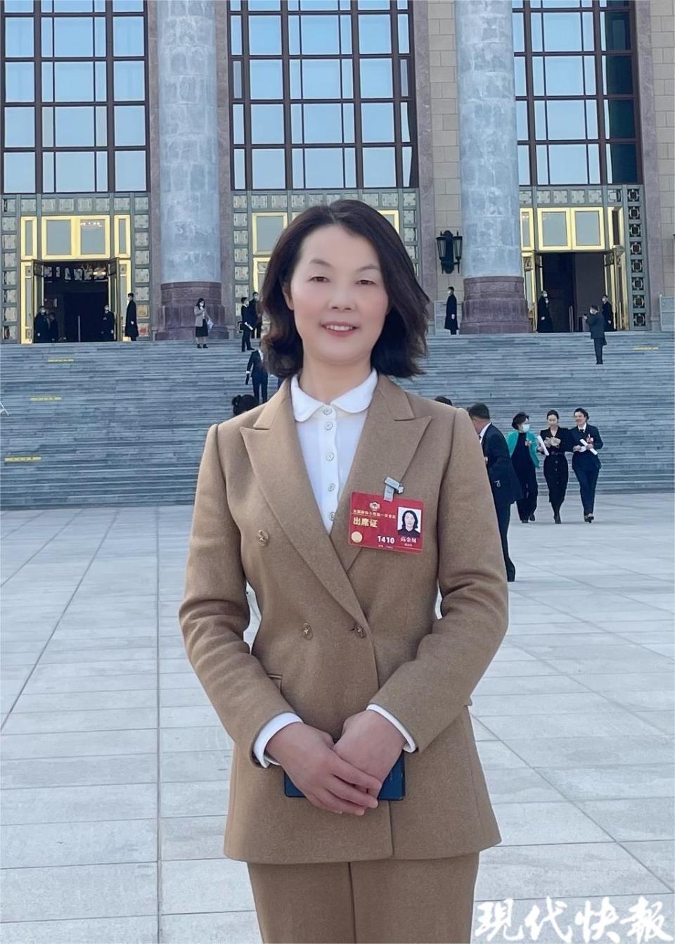 2023年全国两会结束后,高金凤第一时间向学校的老师,学生,家长传达