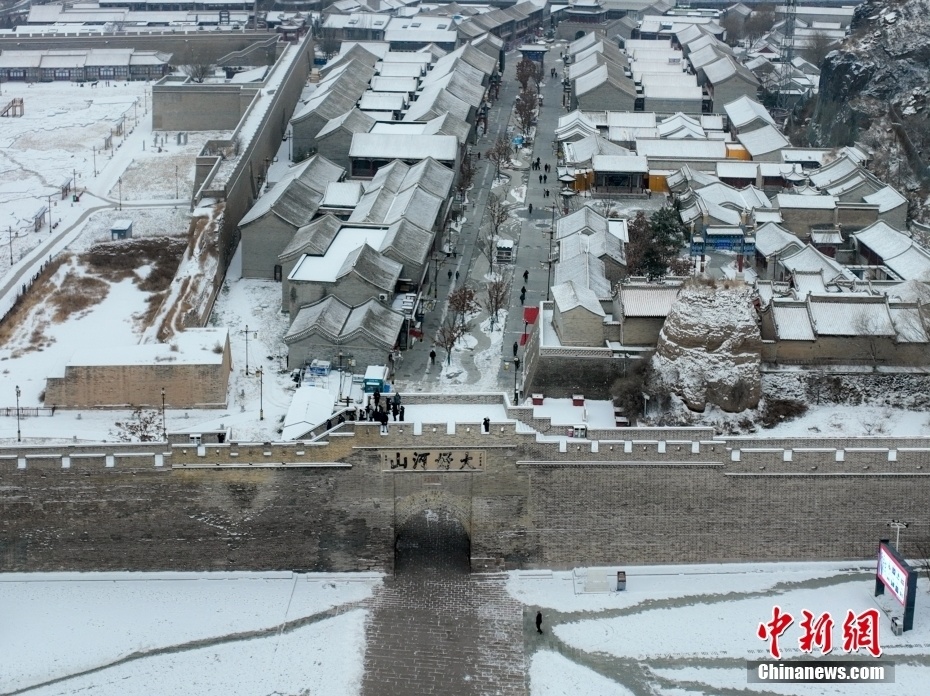 12月13日,河北省张家口市,航拍雪中的大境门长城.