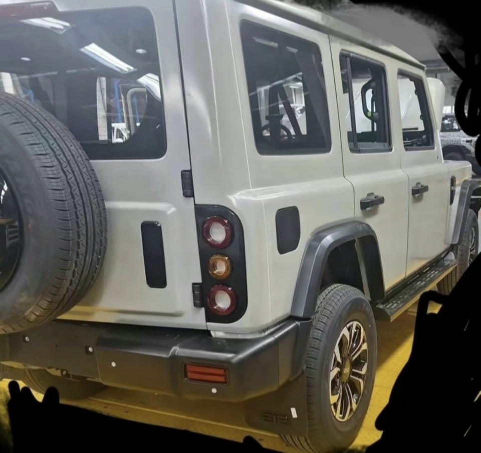 全新bj212实车现身,方盒子 侧开尾门,配悬浮大屏,搭2.0t 8at_腾讯新闻