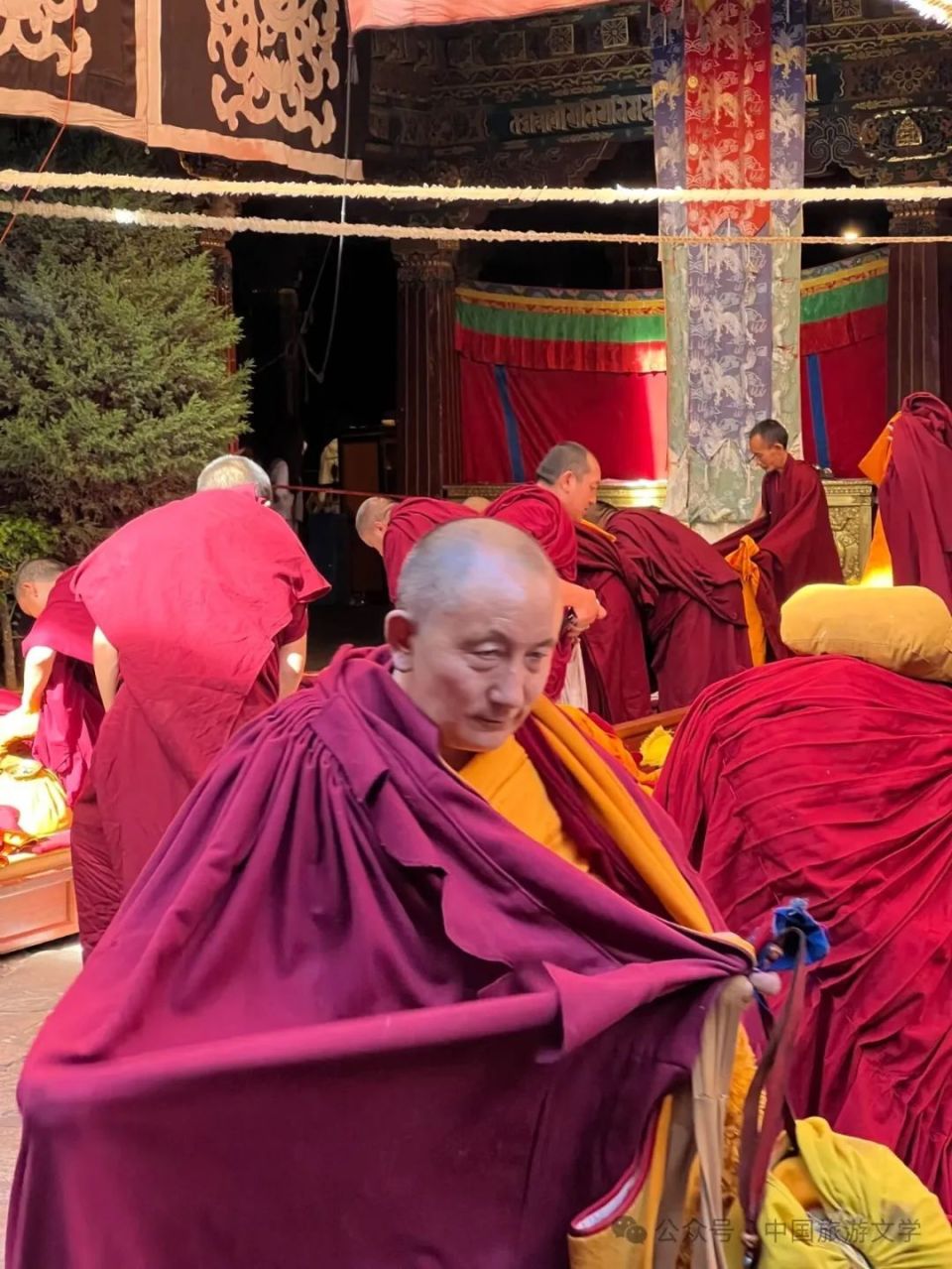 游色达佛学院习经殿堂在远山,(川藏北线317国道旁,世界上最大的藏传