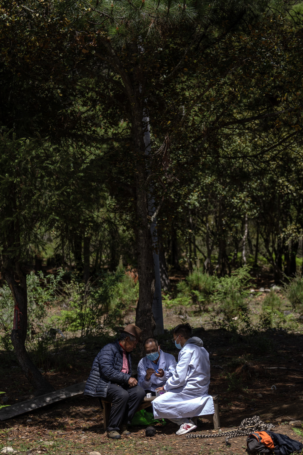 6月12日,王彤旭(右二),陈冰(右一)和尼玛益西(左一)在为珠杰诊治.