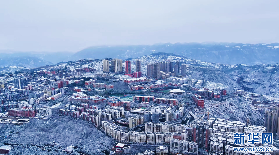 重庆巫山春雪润峡江