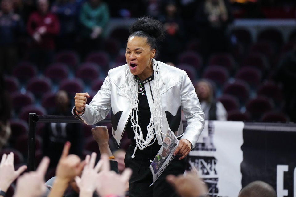 NBA首个历史女主帅？尼克斯联系南卡女篮三冠教头 ️