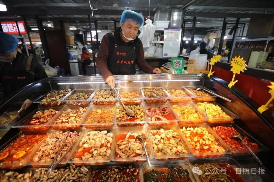 入夜后的莒国古城浪漫迷人,夜幕掩映下,城内灯火通明,店里熙熙攘攘,城