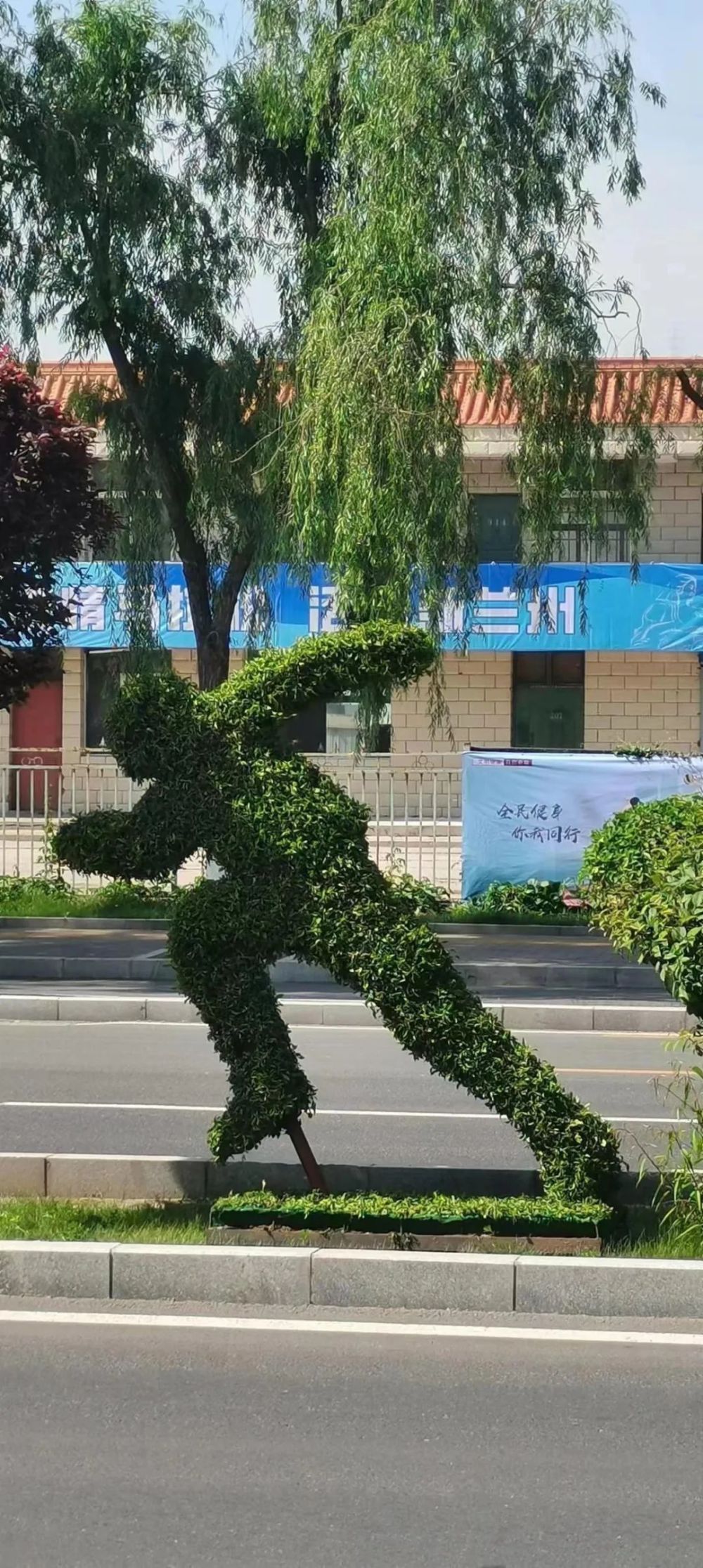 蘭州黃河風情線大景區管委會聯合七里河區執法部門對馬灘河灘地進行了