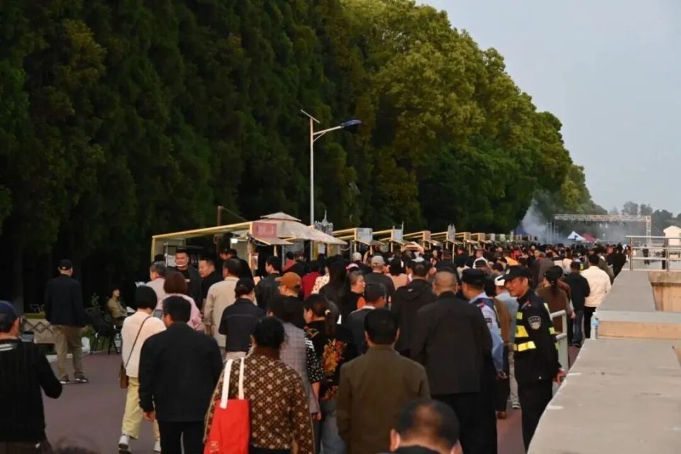 崇明：从古银杏到江畔涂鸦，邂逅堡镇的人文诗意_腾讯新闻