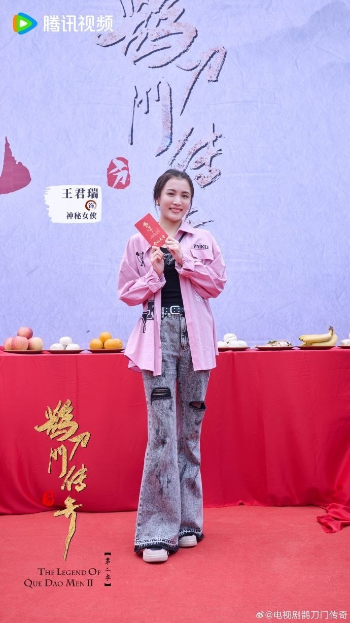 而赵继伟的妻子,人艺演员王君瑞,也将在这部戏中出演神秘女侠.