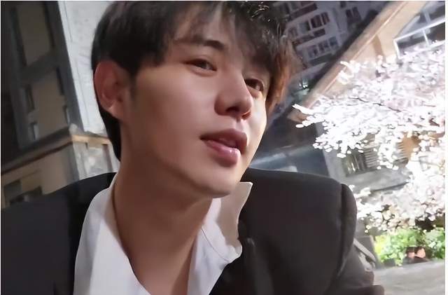 经过网友的扒皮,涉事的网红团队是童锦程旗下某女