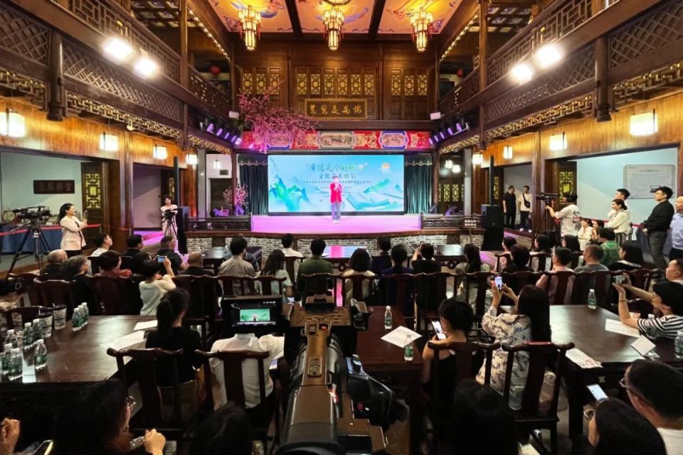 表演者是来自三湘的名嘴,他们由湖南播音主持研究会新任会长仇晓带领