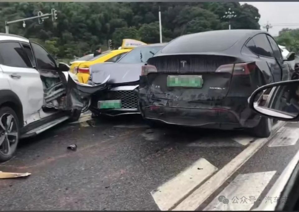 突发!广州广汕路一重载货车追尾16辆小汽车,网友:各大厂家碰撞测试