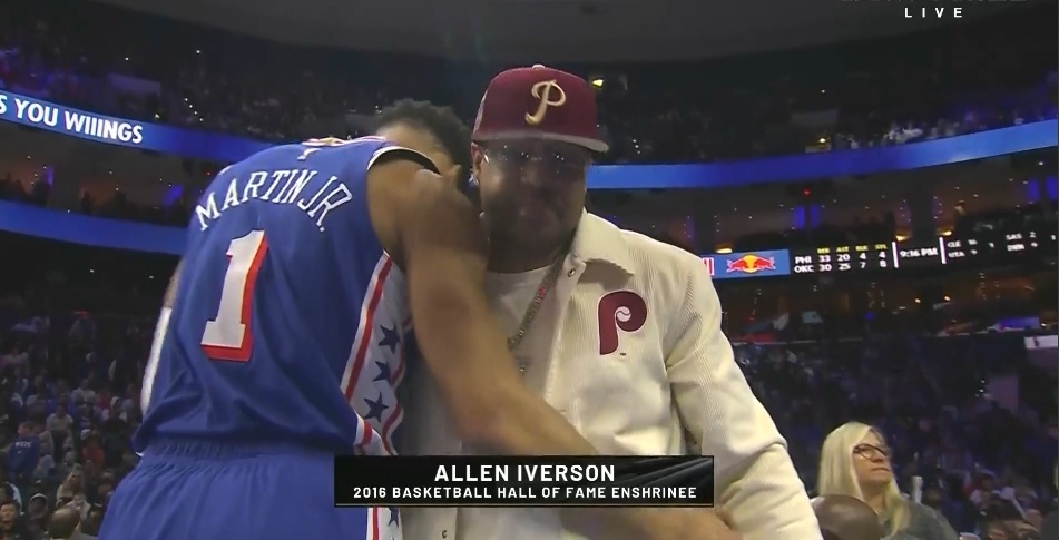 费城宠儿艾弗森观战76人vs雷霆现场依旧掌声雷动