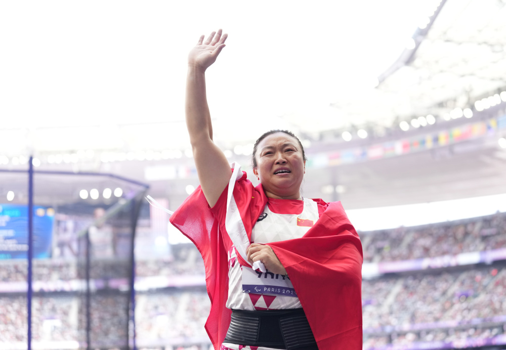 新华社记者 贺灿铃 摄9月1日,冠军中国选手杨月(中),亚军中国选手姚娟