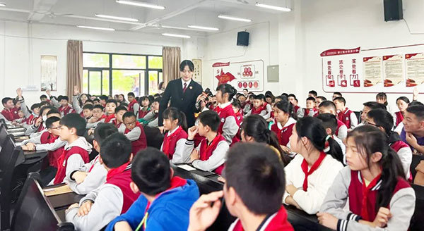 "与法同行 护航成长"都江堰市聚源小学开展法治教育系列活动_腾讯新闻