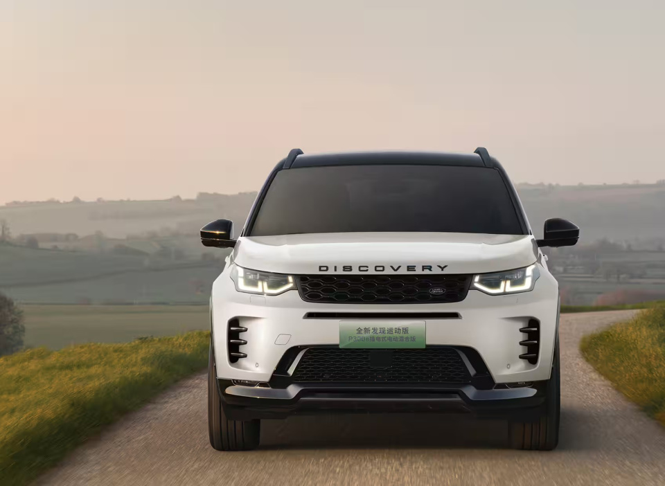 沿袭了新一代发现系列车型的整体风格,看起来还是浓浓的路虎"味道"