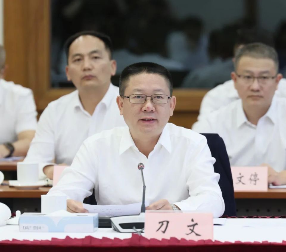 州2024年东西部协作联席会议举行,程向民刀文出席并讲话,王靖主持