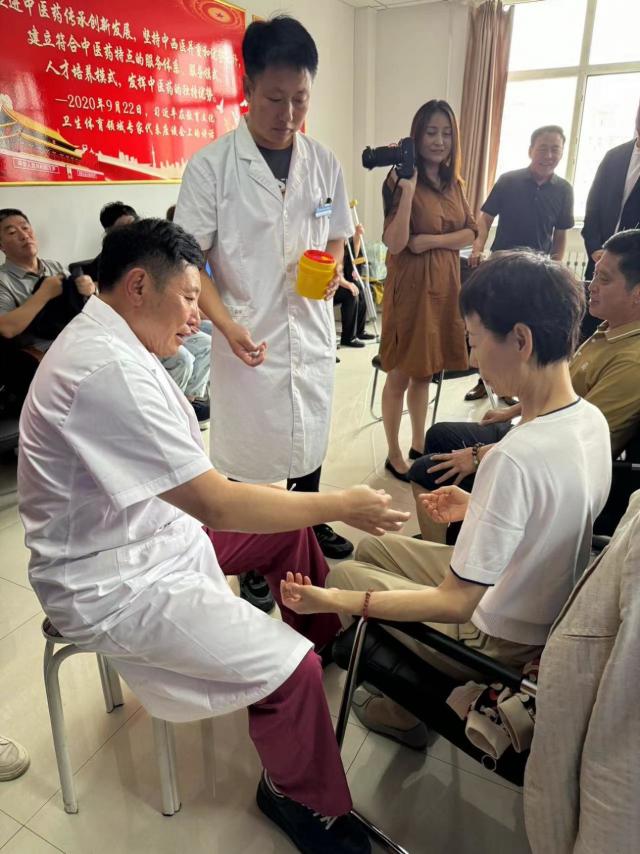 王守东教授莅临满洲里市中蒙医院开展学术讲座与义诊活动
