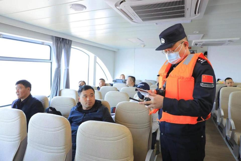 黑龙江抚远边检站移民管理警察护航抚远口岸2024年顺利开关