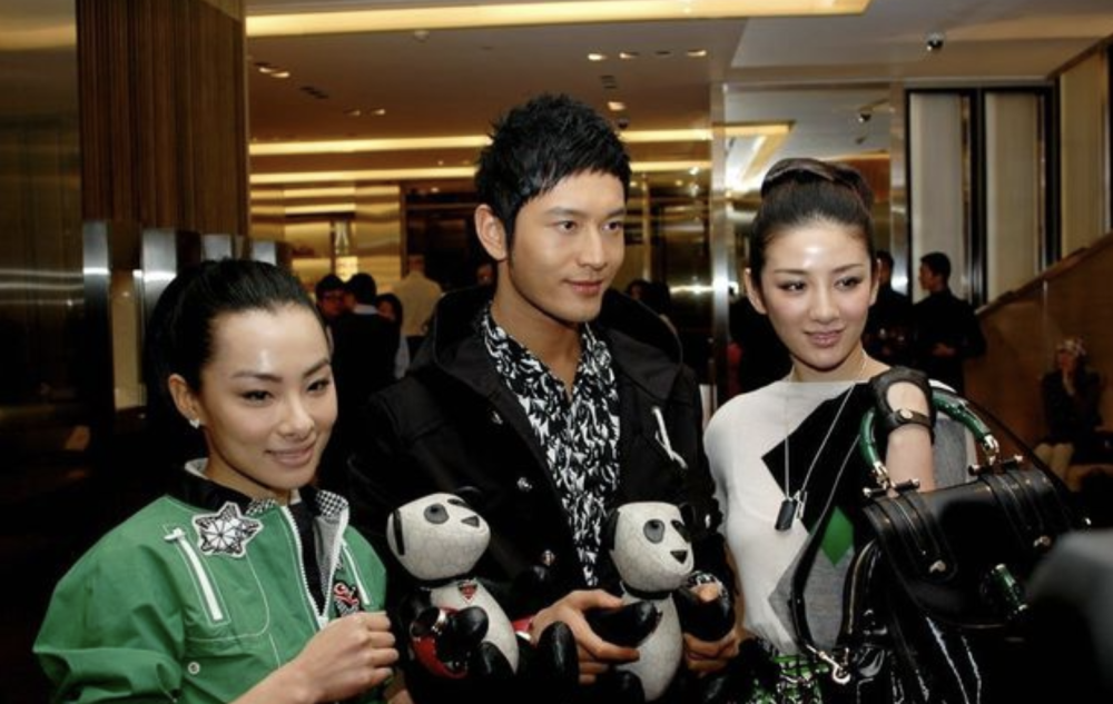 黄晓明为戏增肥,大肚腩突出,工作之余也不忘与叶珂维系感情