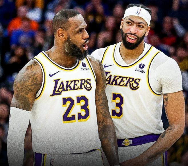 此前2次:2021年附加赛,湖人最多落后勇士12分,最终103-100击败勇士,以