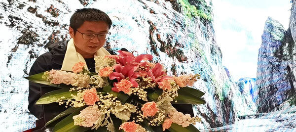 发布会和投放仪式在著名藏族歌手罗布桑珠《春》和《长嘴壶壶》表演中