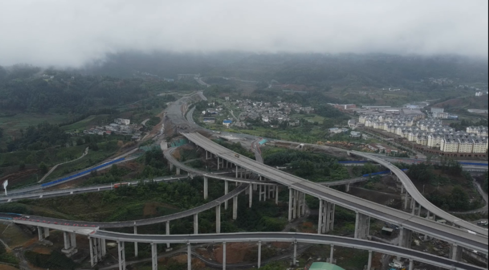 牂牁江大桥全长1849米,主跨1080米,主桥结构形式为双塔单跨钢桁梁悬索