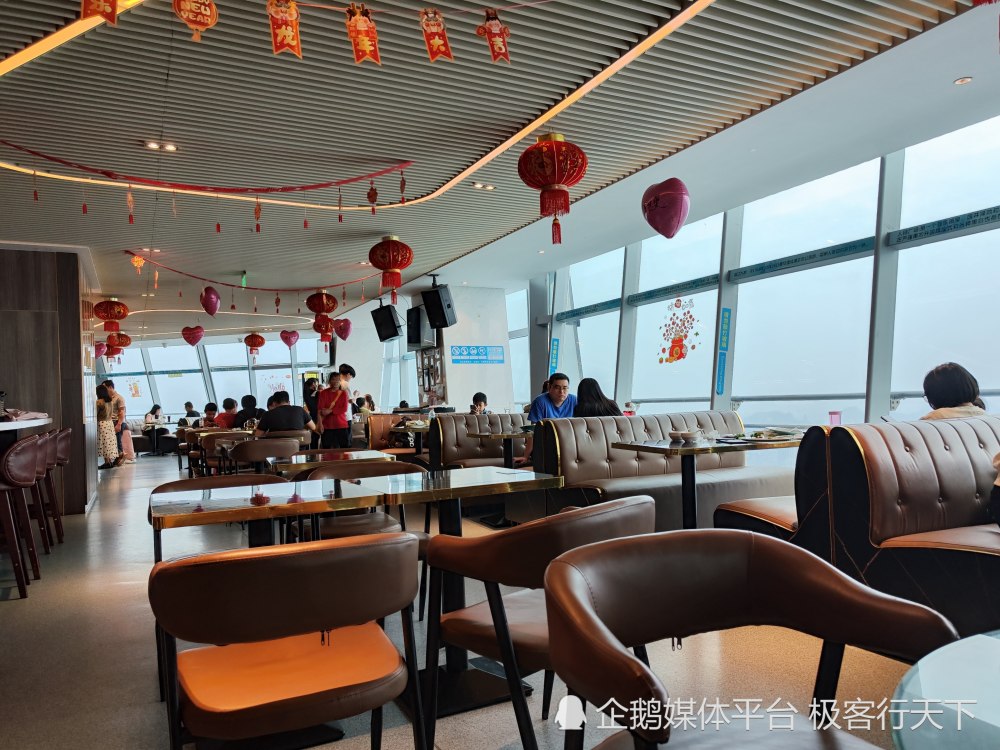 柳州云顶,在303米高的屋顶看风景,风太大手机差点被吹跑_腾讯新闻