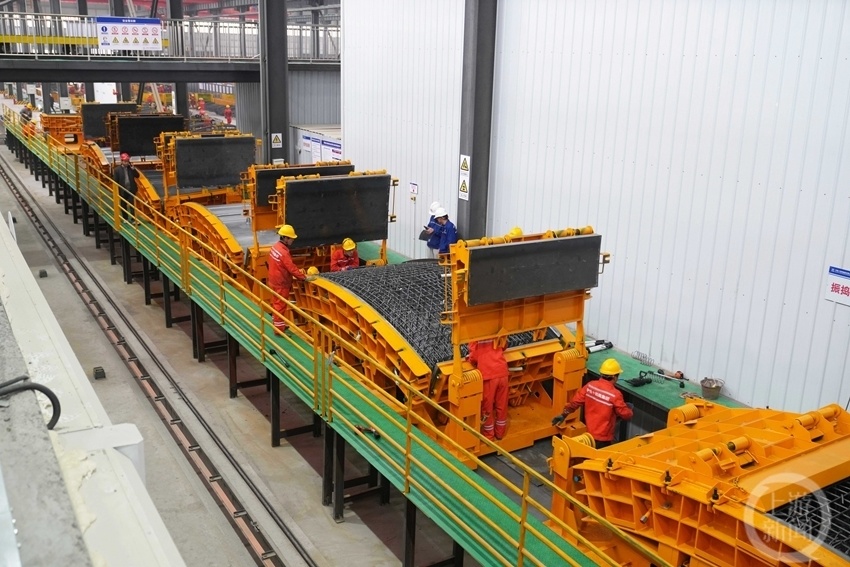 3月1日,重黔铁路重庆项目部举行首环管片生产启动仪式,标志着重庆长江