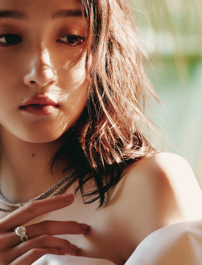 关晓彤分享海边美照,一袭白裙宛如新娘,大秀纤细美腿惹人爱_腾讯新闻