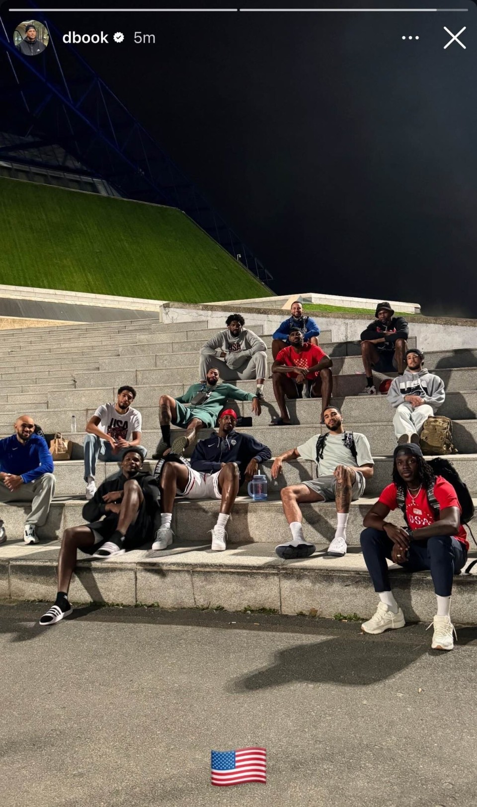 妥妥体育生,布克晒美国男篮大合照