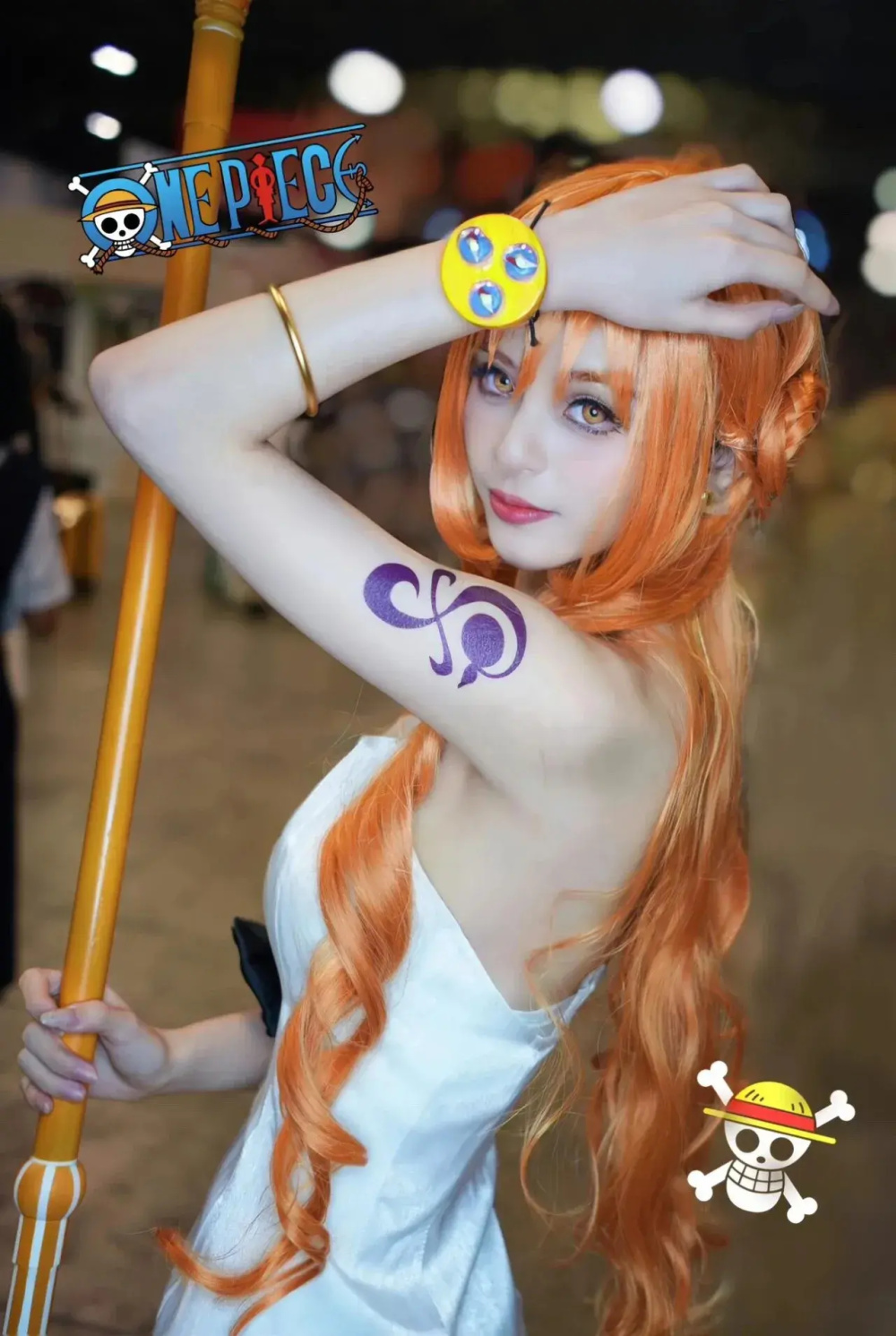 海贼王cos:外国美女cos娜美,白色短裙美爆,大长腿神还原