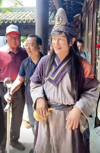 陈浩民灵隐寺拜济公,穿一身lv被指不够庄重,还被错认成林志颖