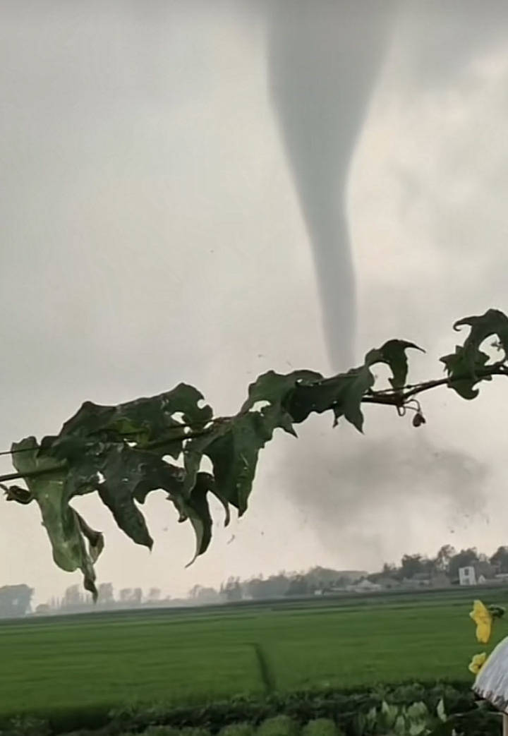 江苏盐城突发中等强度龙卷风!