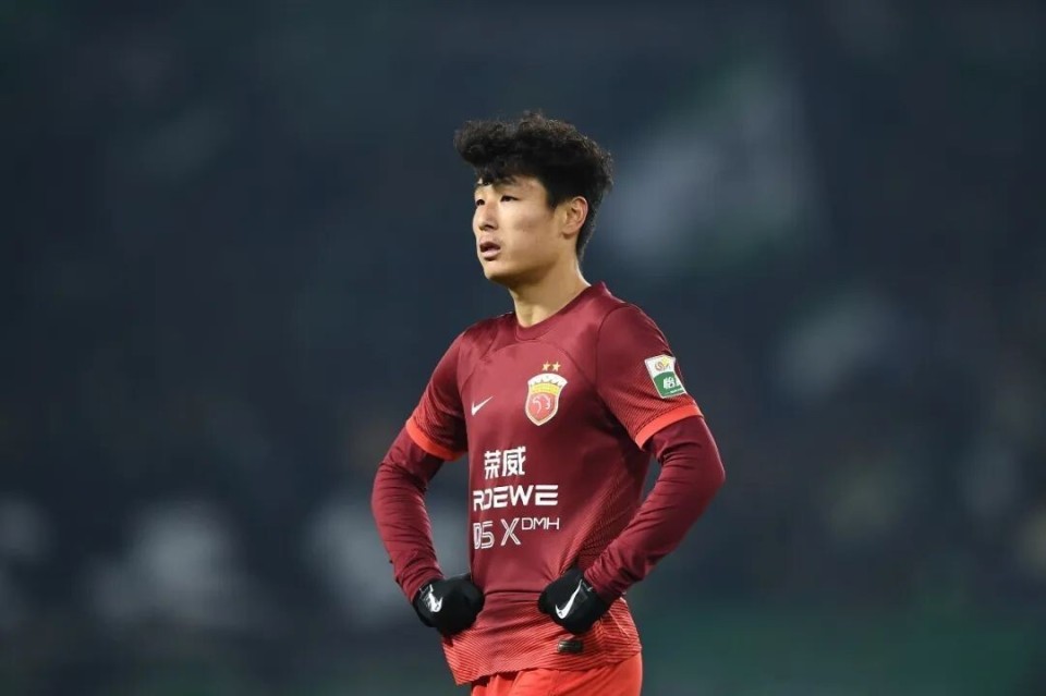 足球报李源一巴顿费南多入选众望所归国足年轻化任重道远