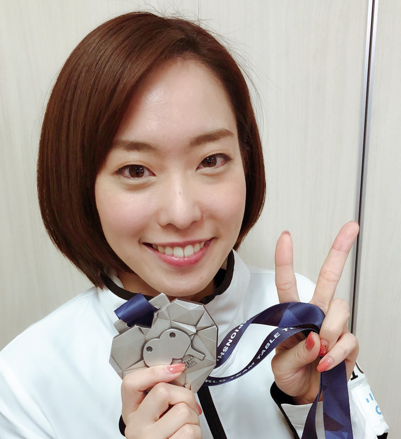 女神亮相石川佳纯脚踩高跟鞋穿连衣裙出席活动优雅得体漂亮