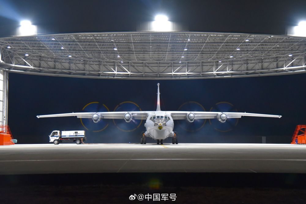 海军航空兵多机型跨昼夜飞行训练