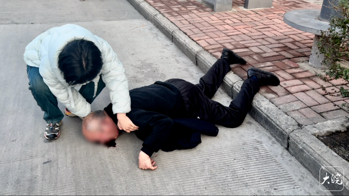 大皖正能量老人昏倒在路边蚌埠这位女医生现场急救