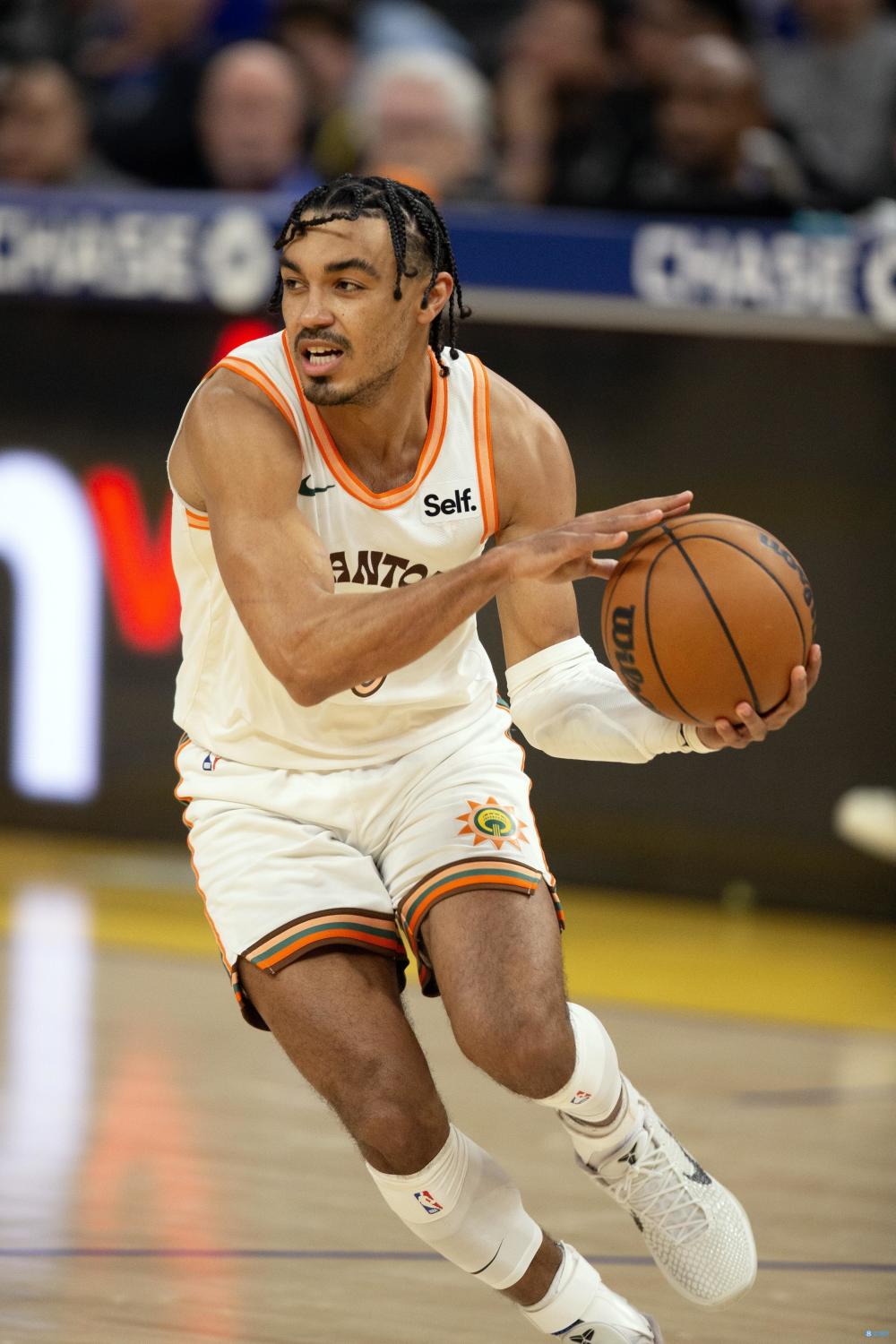 特雷-琼斯半场10中7高效拿下18分3抢断