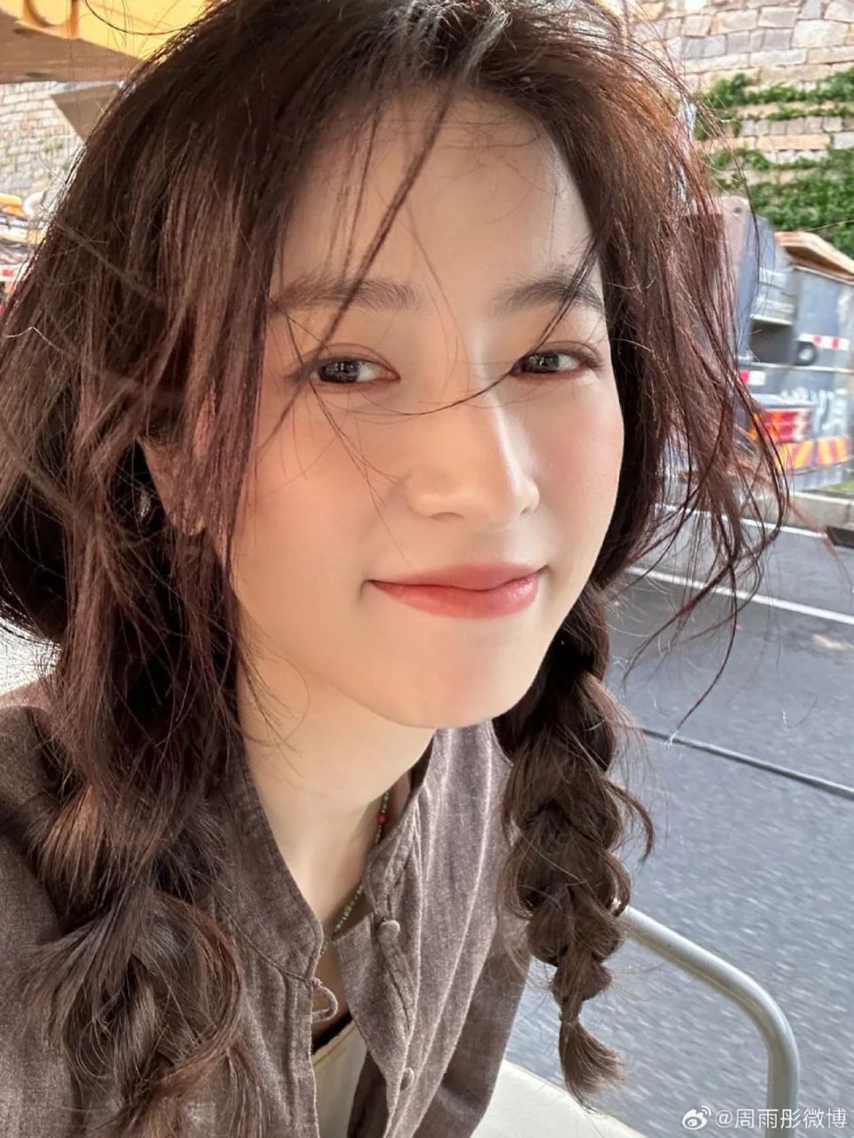 周雨彤靠麻花辫再次出圈,我一点也不奇怪