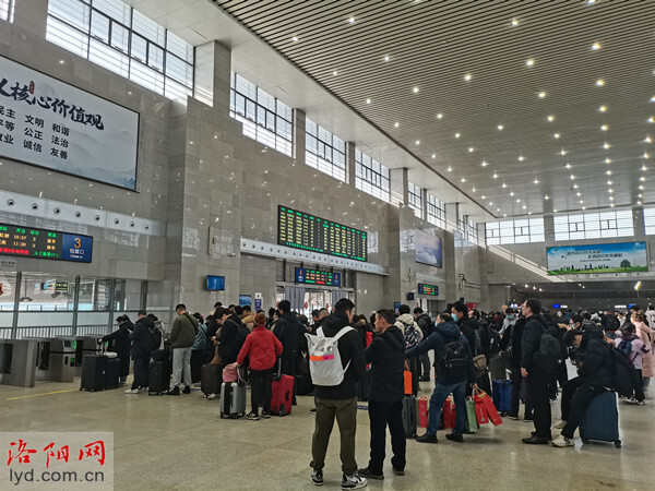 记者从洛阳铁路部门获悉,受降雪天气影响,2月21日途经洛阳龙门站的g