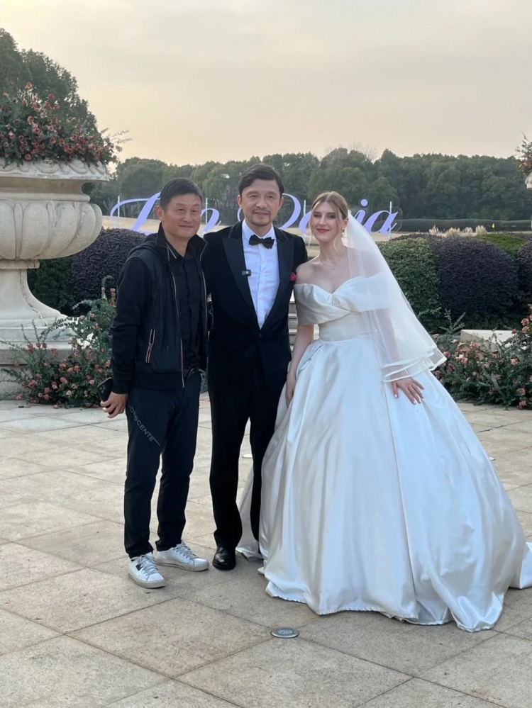 谢晖为妻子补办婚礼:此刻起将我的生命与我手中的她紧紧连在一起_腾讯