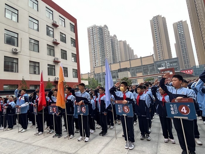 郑州市第五十七中学南校区举行庆祝中国少年先锋队建队74周年暨新队员