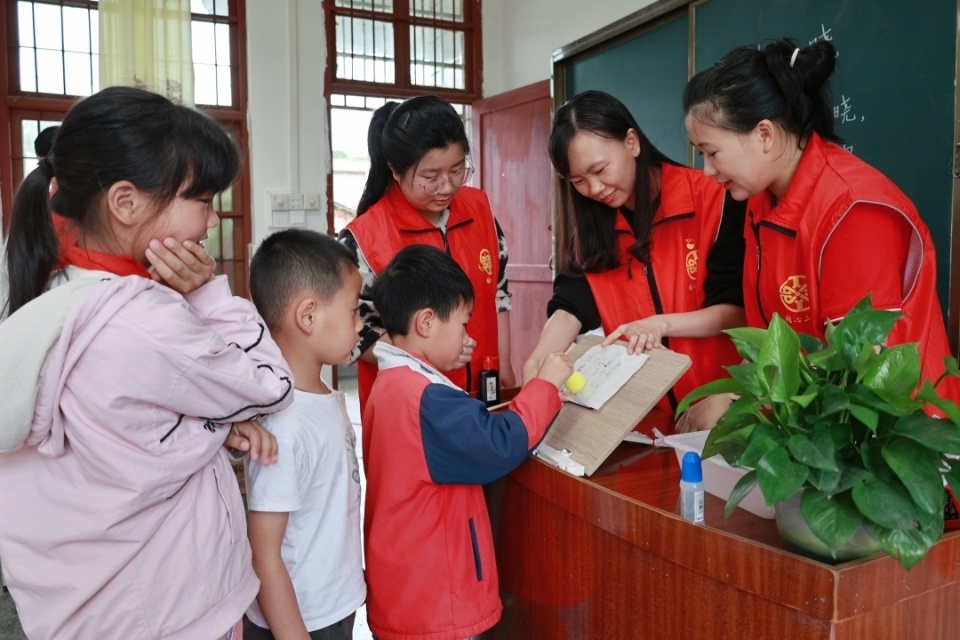 世界读书日|广东二广高速开展"书香润童心,阅读伴成