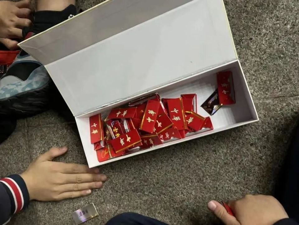 部分小学生沉迷烟卡引发家长担忧多所学校发布提醒