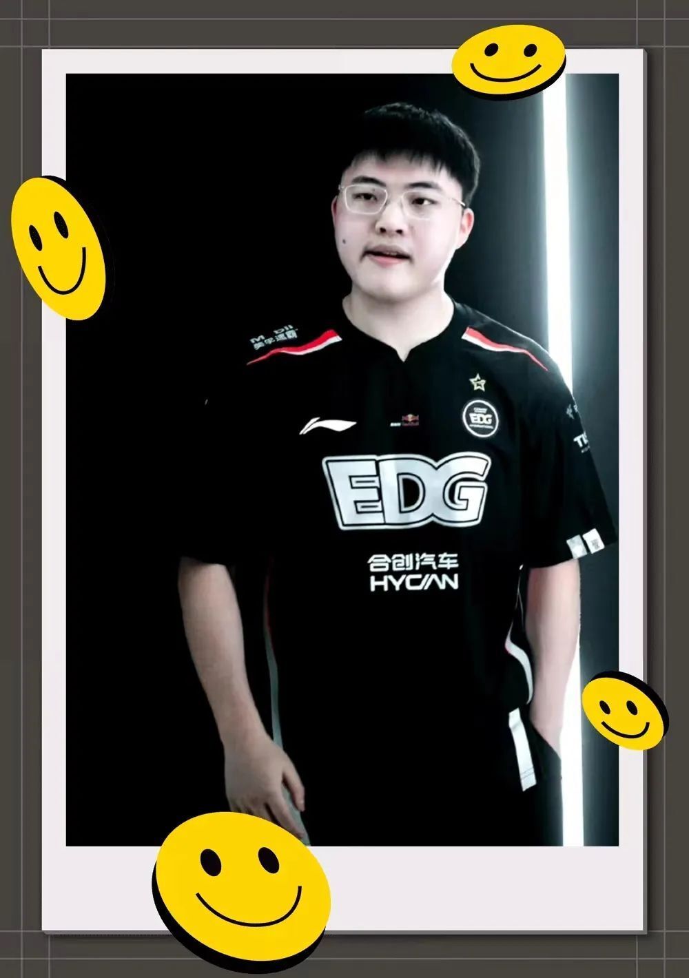 uzi妖刀不经意间的眼神都散发着魅力狼队妖刀这样的fly太阳光帅气啦