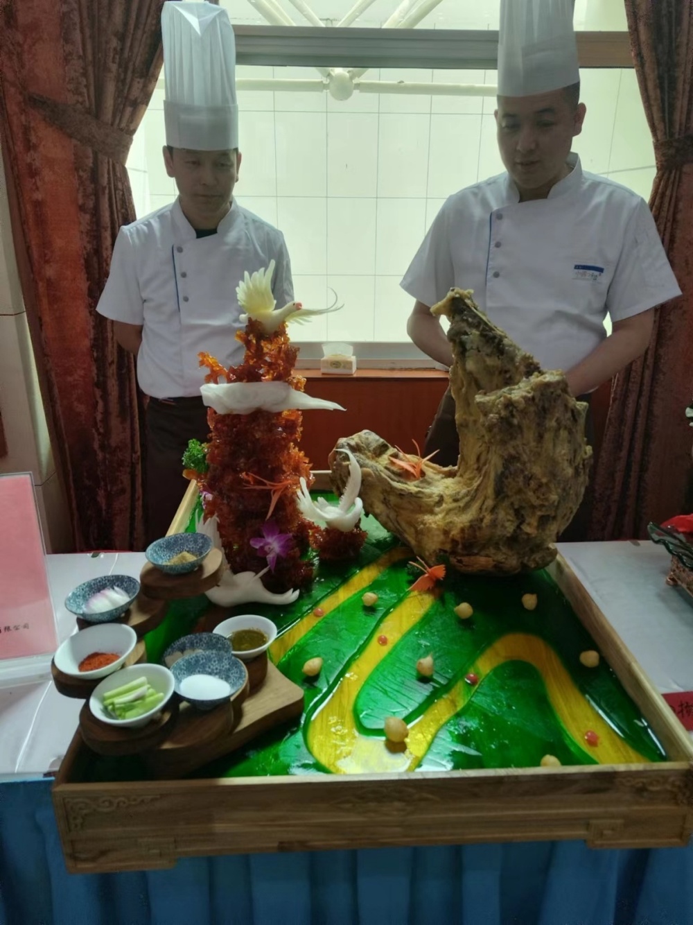 罗布风情,面包烤羊排,家烧博湖野生大草鱼,芦苇瓦罐鸡,珍珠鱼脑,酱香